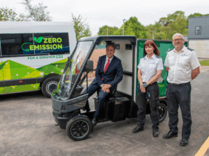 Ed Miliband with porters on the eCargo bike