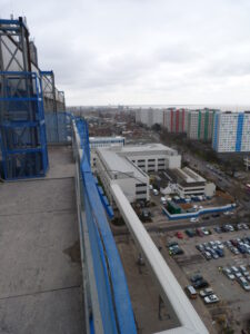 Aerial view of grounds and gardens around the Hull Royal Infirmary tower block. You can see cars, grass, trees and buildings